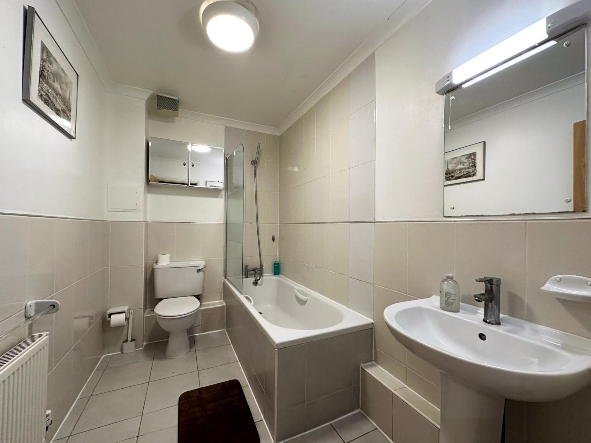 Betty's Place In Tower Hill - 2 Double Beds, Max 4 People, Great Location In Апартаменты