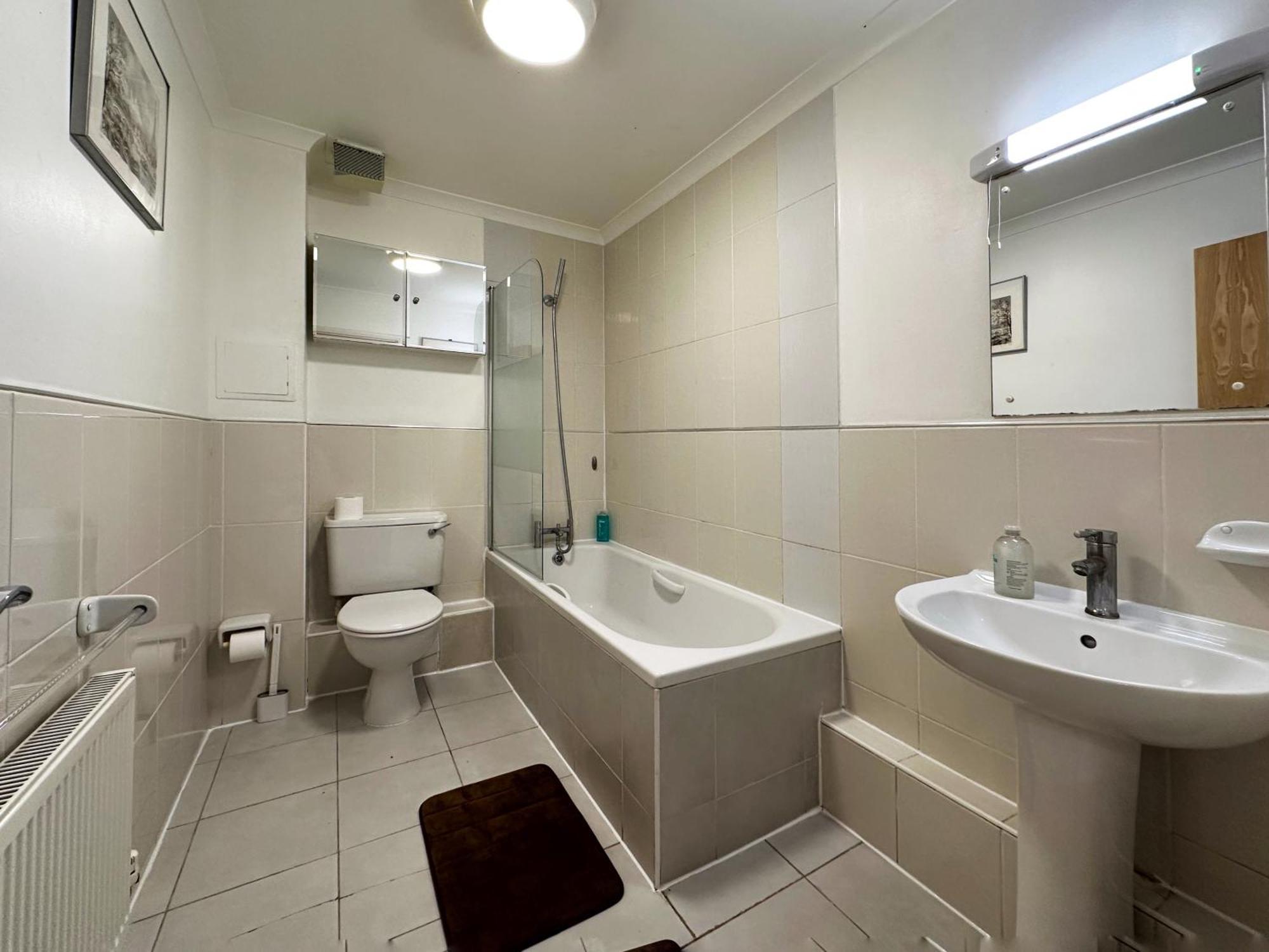 Betty's Place In Tower Hill - 2 Double Beds, Max 4 People, Great Location In Апартаменты